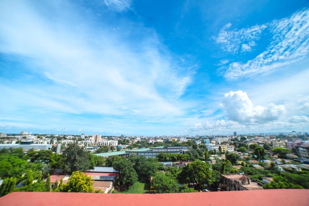 una vista de una ciudad bajo un cielo nublado en JAMAKI Hospitality, en Mombasa
