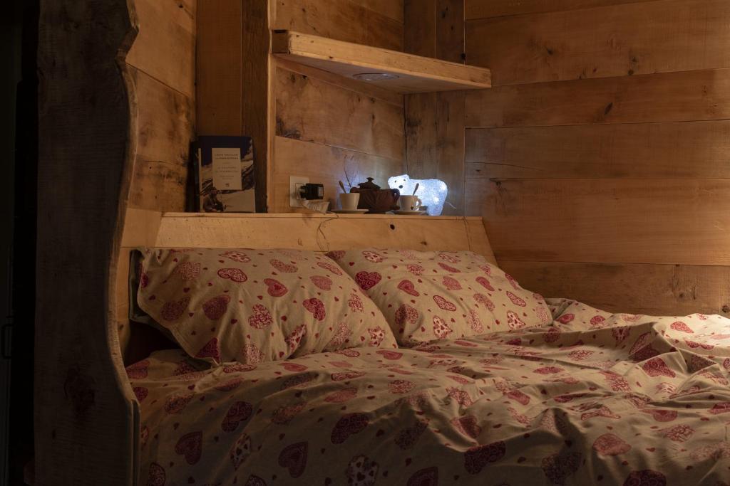 A bed or beds in a room at Case Gran Paradiso di Charme Villaggio La Barmaz