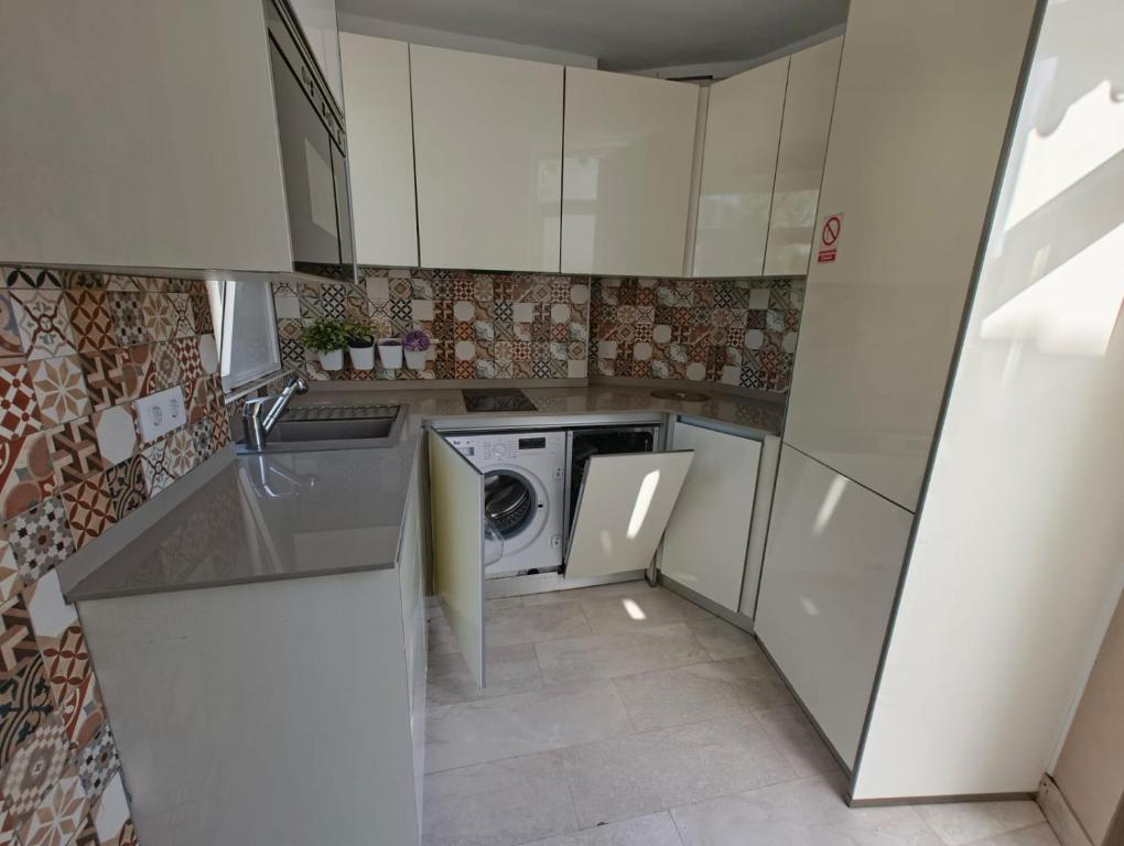 Kuchyň nebo kuchyňský kout v ubytování Cozy Studio in Denia