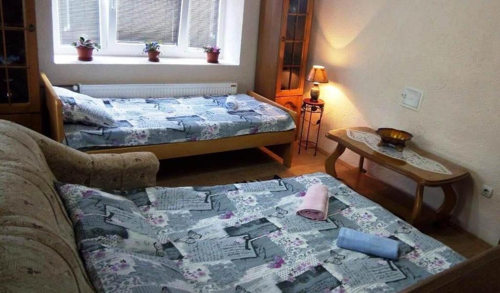 un soggiorno con 2 letti, un divano e un tavolo di SIMENA Apartment a Kruševo