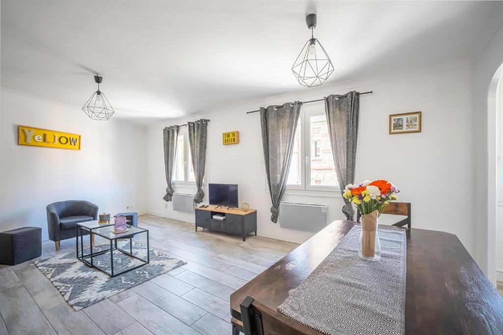 - un salon avec une table en bois et un canapé dans l'établissement Le Spacieux Anatole, T3 bis, centre ville Narbonne, à Narbonne