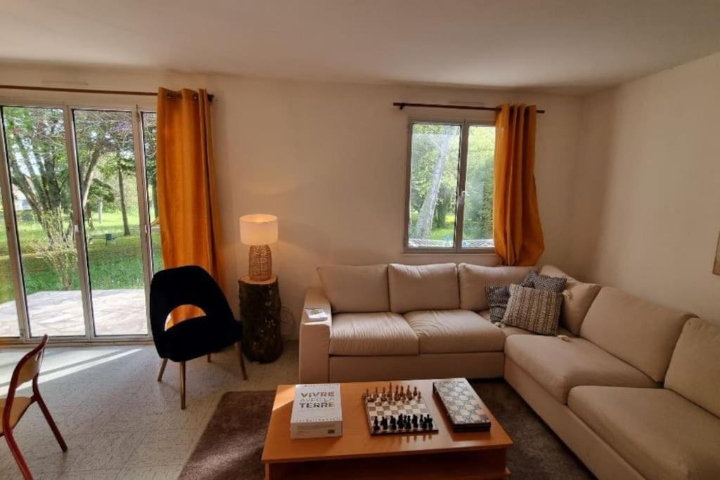 - un salon avec un canapé et une table dans l'établissement Pavillon des Écureuils au Château Royal de Benays, à Benais