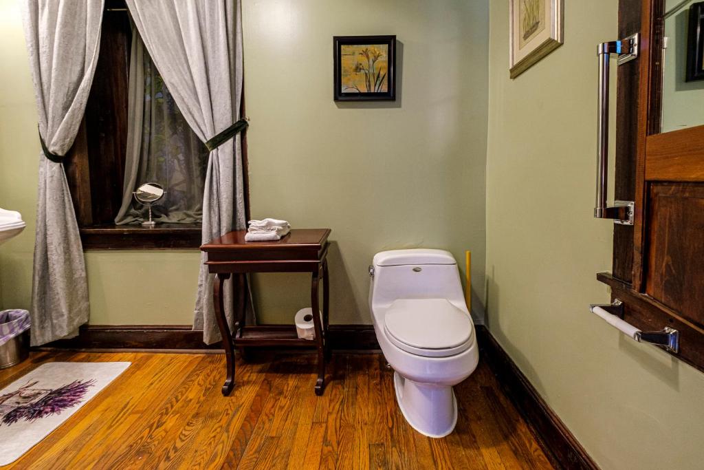 Stone Manor Boutique Inn - Deluxe Double Room With Bath