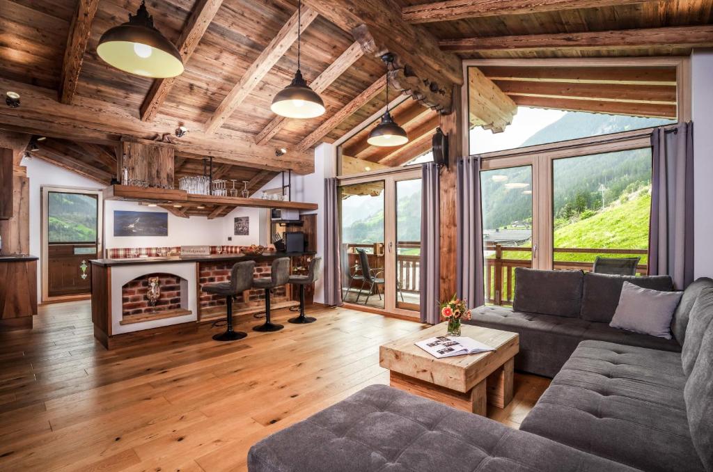 A seating area at Alpen Chalet Wohnung "Rosa"