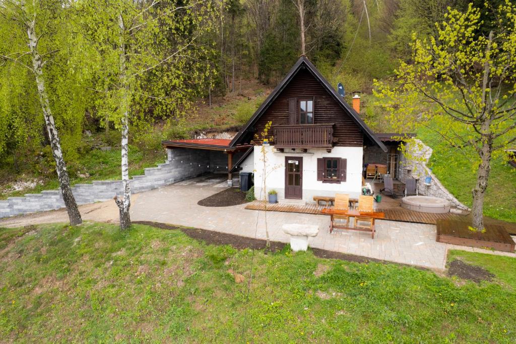 uma pequena casa no meio de uma floresta em Kopiše em Zoll