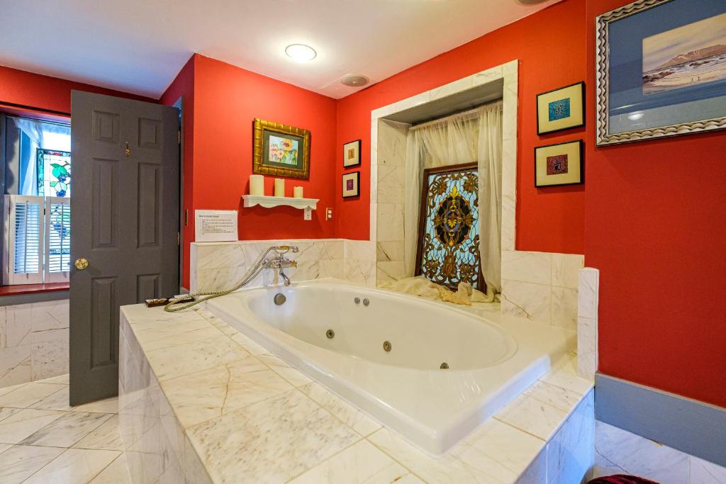 Stone Manor Boutique Inn - Deluxe Suite With Spa Bath