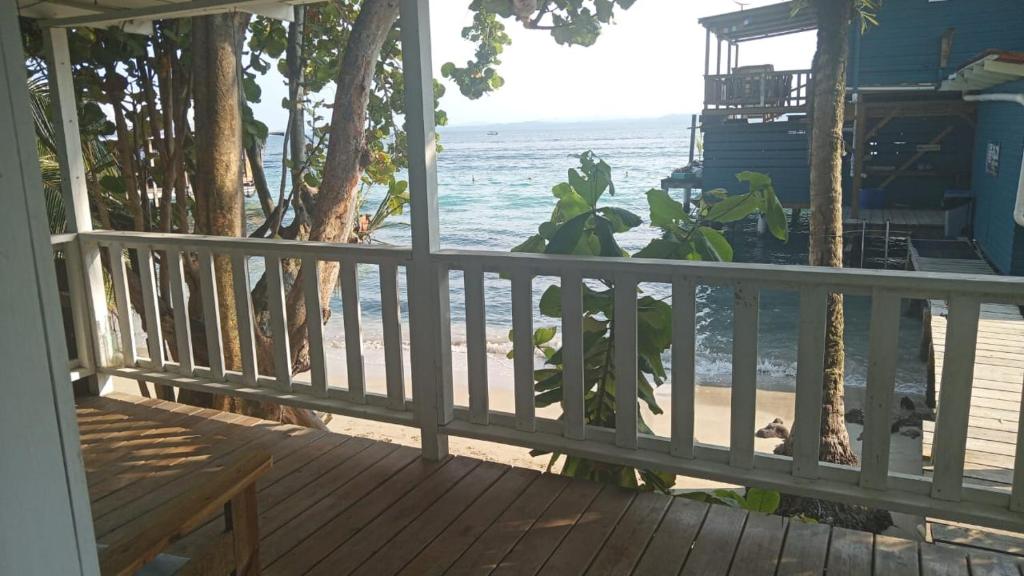 eine Veranda mit Blick auf den Strand in der Unterkunft Panama Dive School in Bocas del Toro