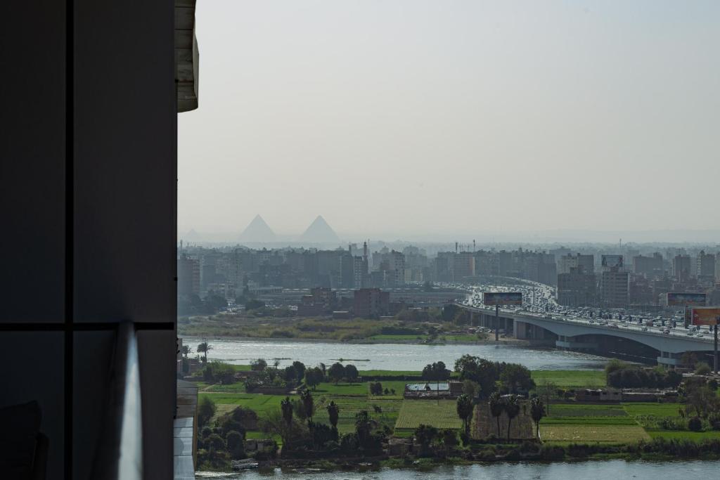 - Vistas a una ciudad con río y puente en Studio Apartment - Maadi, en El Cairo