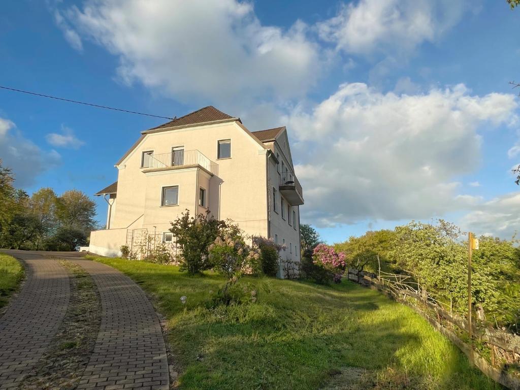 una casa al lado de una carretera en Villa Überblick, en Nalbach