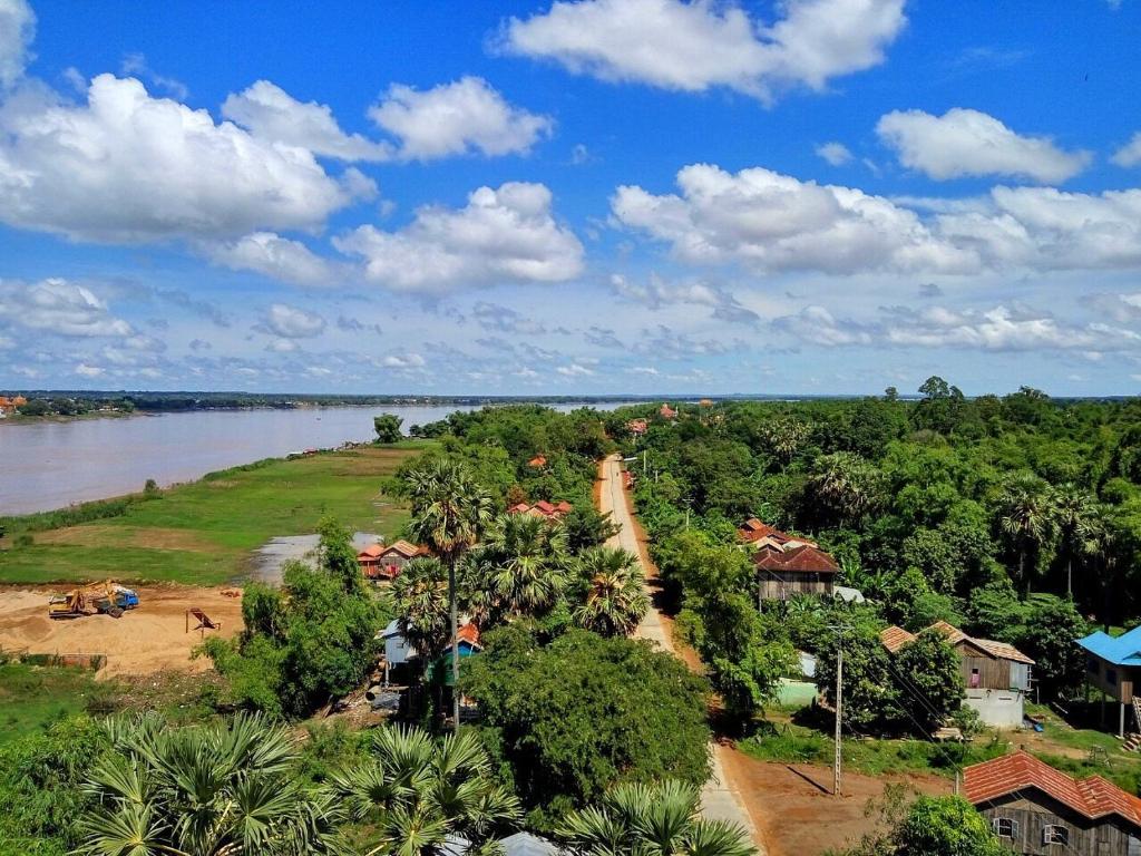 una vista aerea di un villaggio vicino a un fiume di OBT - The Banana Bungalow 