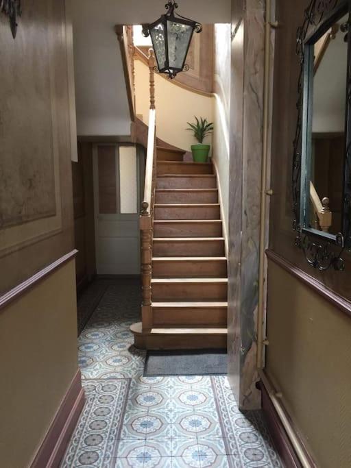 un couloir avec un escalier dans une maison dans l'établissement Appartement lumineux 1er étage, à Boulogne-sur-Mer