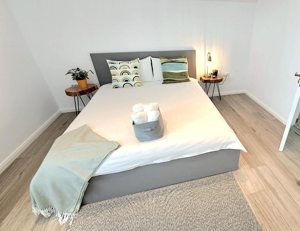 1 cama grande en un dormitorio con 2 mesas en Homestay near motorway, en Giarmata