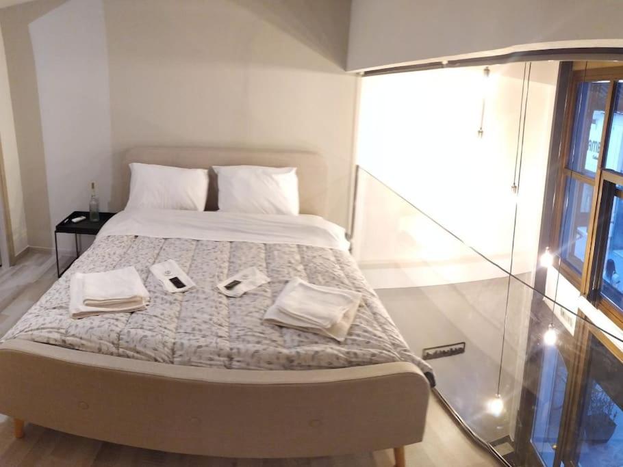 カルディツァにあるKarditsa's Loft Houseのベッドルーム1室(ベッド1台、タオル2枚付)