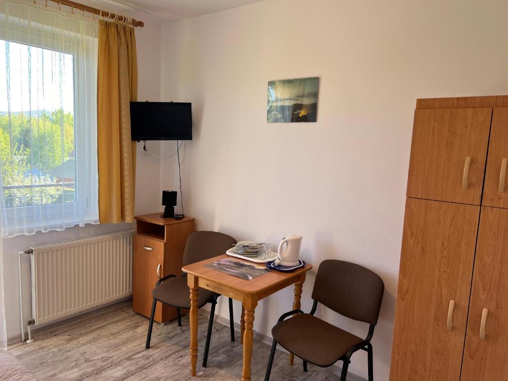 Televízia a/alebo spoločenská miestnosť v ubytovaní Nad Bieszczadzkim Morzem