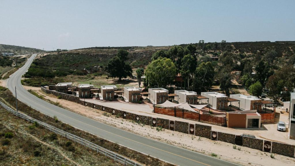 uma vista superior de uma estrada ao lado de uma estrada em Catrina Hotel Boutique, Valle em Valle de Guadalupe