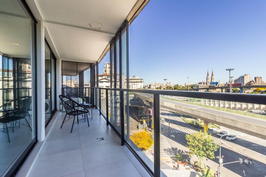 a balcony with chairs and a view of a city at Loft Elegante a 5 Minutos de Puerto Madero 6B in Buenos Aires