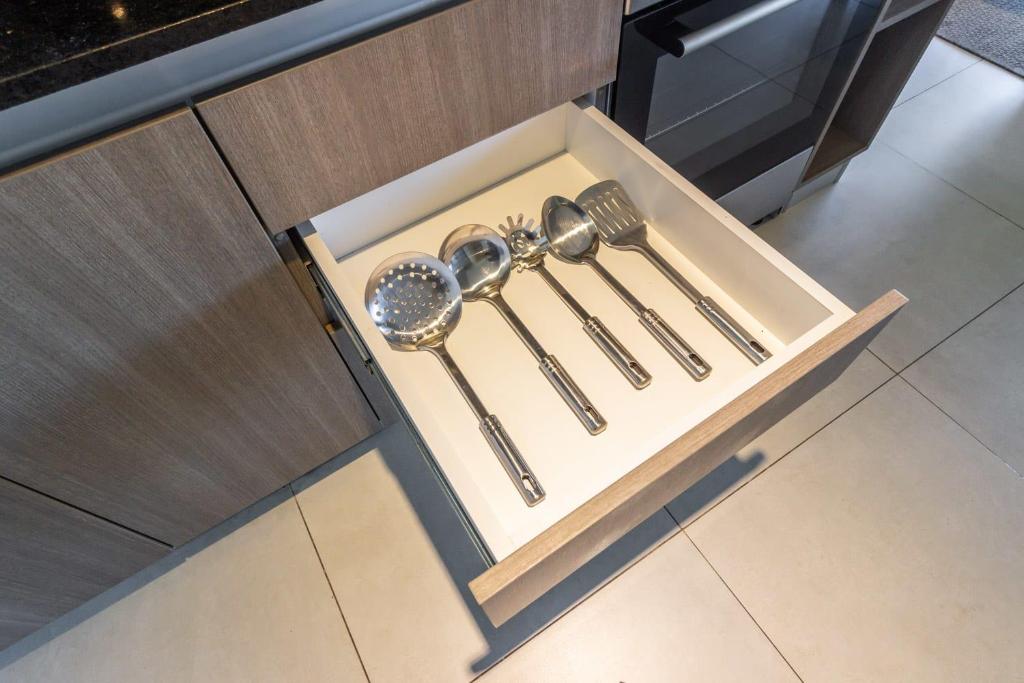 a box with utensils in a kitchen at Loft Elegante a 5 Minutos de Puerto Madero 6B in Buenos Aires