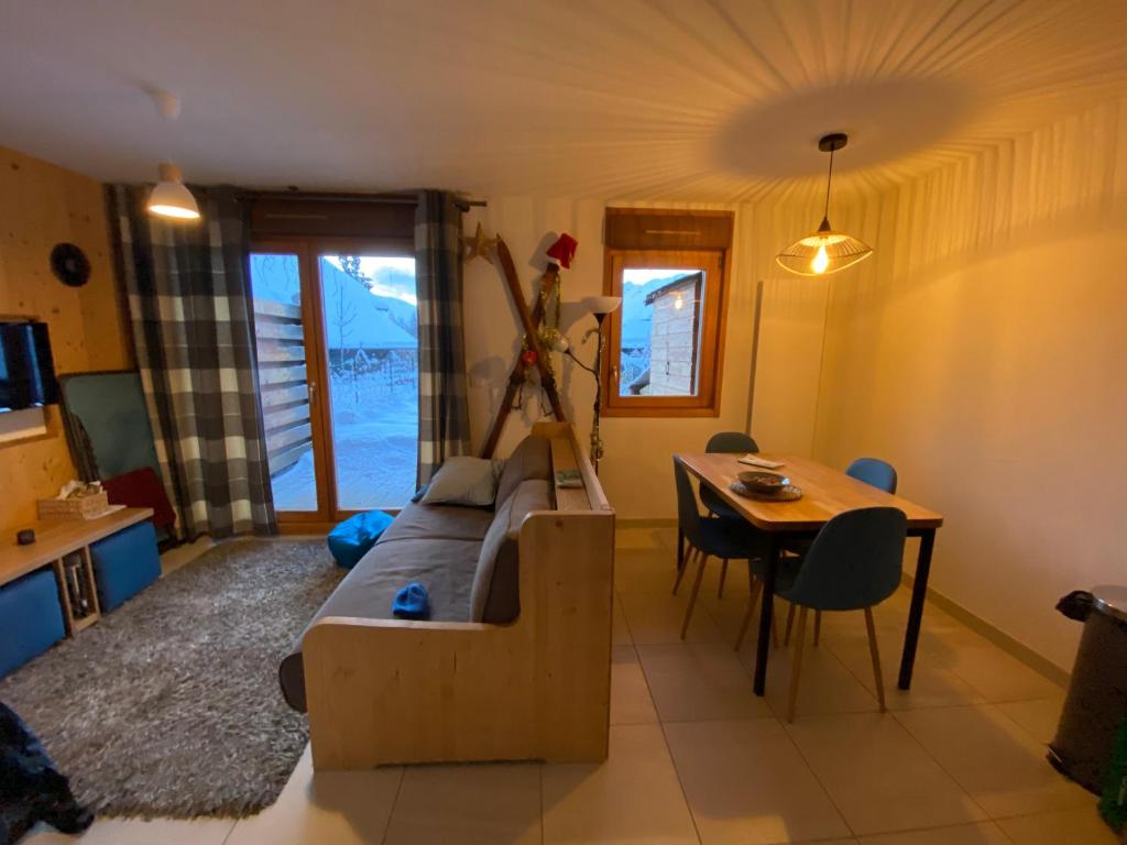 un salon avec un canapé et une table dans l'établissement La joue du loup, à Saint-Étienne-en-Dévoluy