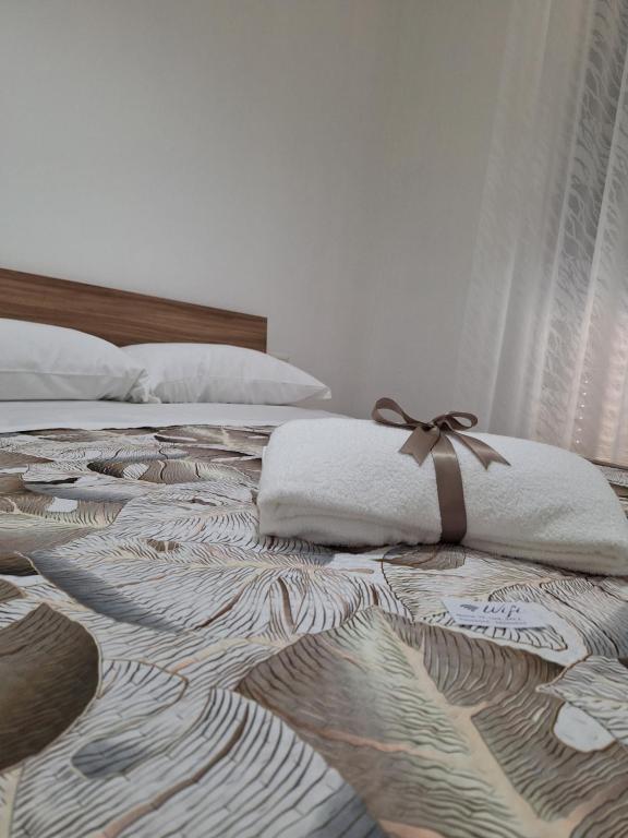 ein Schlafzimmer mit einem Bett, auf dem eine Bettdecke liegt in der Unterkunft Luppolo Amaro in Sommatino