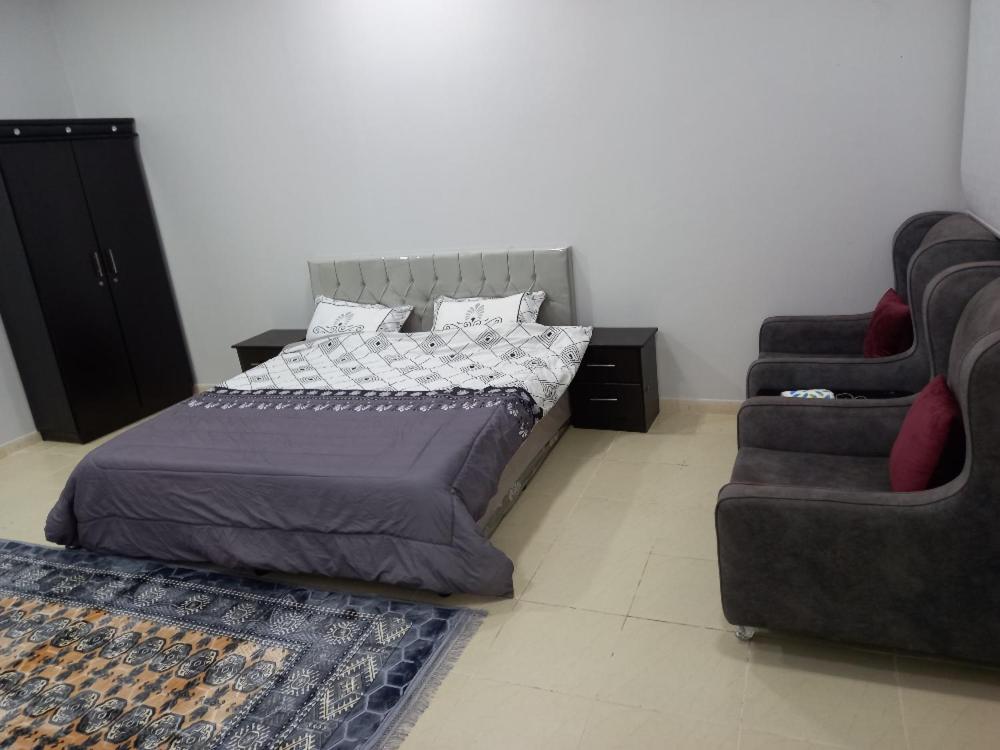 1 dormitorio con 1 cama, 1 sofá y 1 silla en Samira House, en Amán