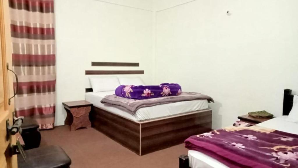 1 Schlafzimmer mit 2 Betten in einem Zimmer in der Unterkunft water front resort in Jutal