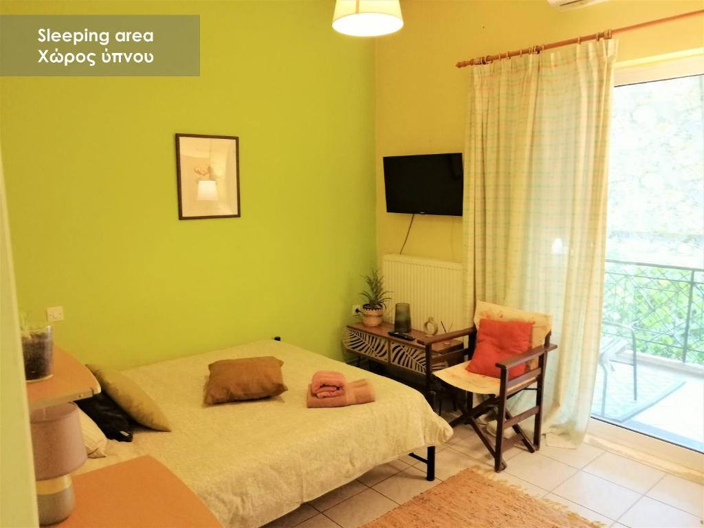 1 dormitorio con 1 cama, 1 silla y 1 ventana en Efi Studio 3 Lamia, en Lamía
