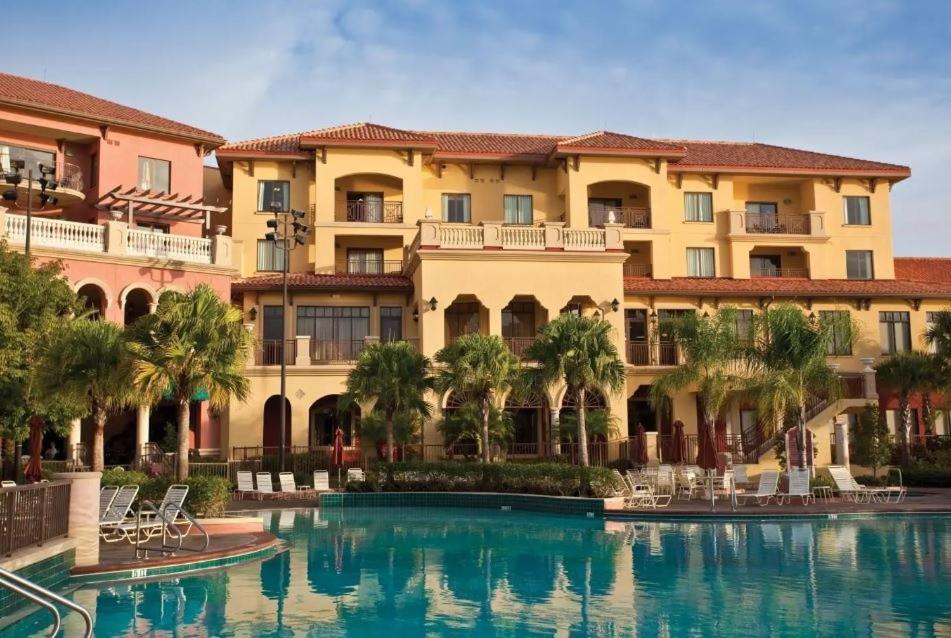 un hotel con piscina frente a un edificio en 3 Minutes to Disney World - Bonnet Creek Resort 1 BD condo en Orlando