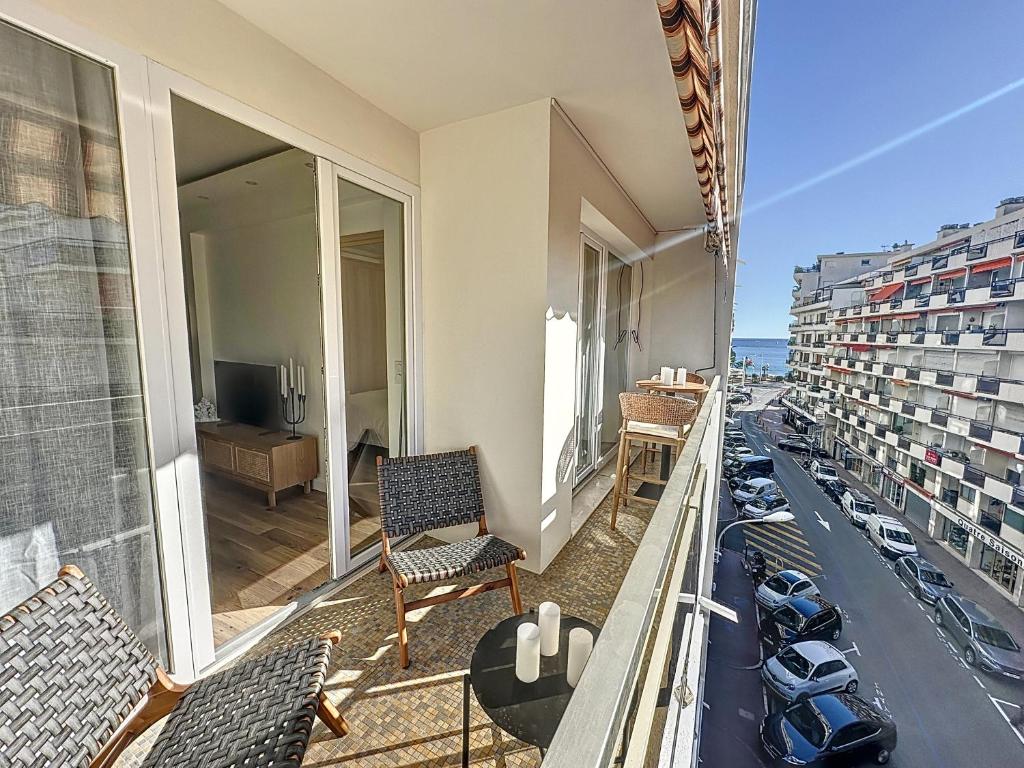 un balcon avec des chaises et une vue sur la ville dans l'établissement 50m2 Croisette Martinez, Terrasse vue mer, à Cannes