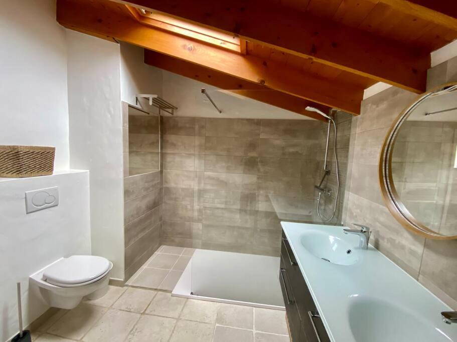 Et badeværelse på Jolie petite maison rénovée piscine