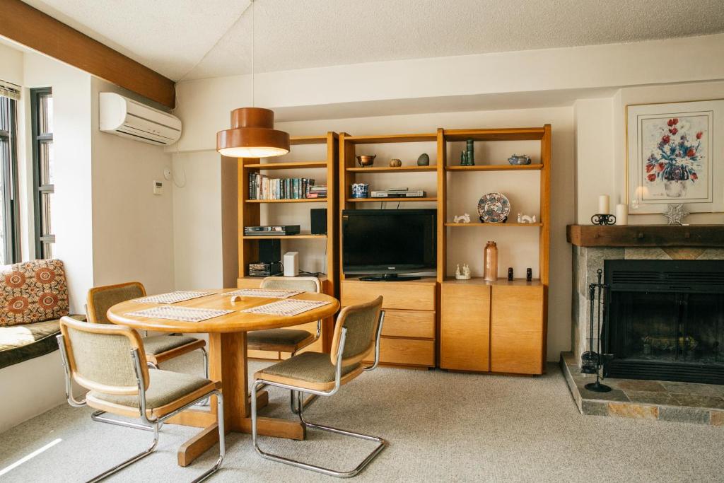 TV a/nebo společenská místnost v ubytování Carleton Lodge