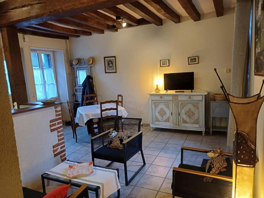 Μια τηλεόραση ή/και κέντρο ψυχαγωγίας στο Maison pittoresque avec jardinet