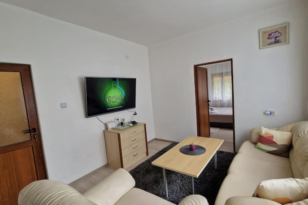 TV a/nebo společenská místnost v ubytování ViPo Vista Veliko Tarnovo