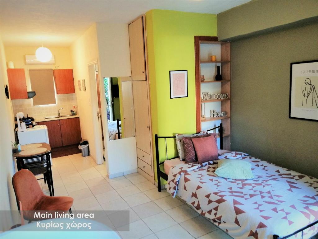 mały pokój z łóżkiem i kuchnią w obiekcie Efi Studio 1 Lamia w mieście Lamia