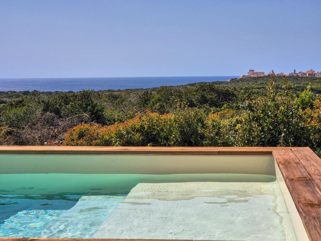 - une piscine avec vue sur l'océan dans l'établissement Ancienne bergerie de Monteleone vue mer et Citadelle, à Bonifacio