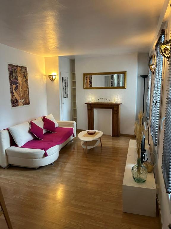 un salon avec un canapé et une table dans l'établissement Havre de paix Paris 9, à Paris