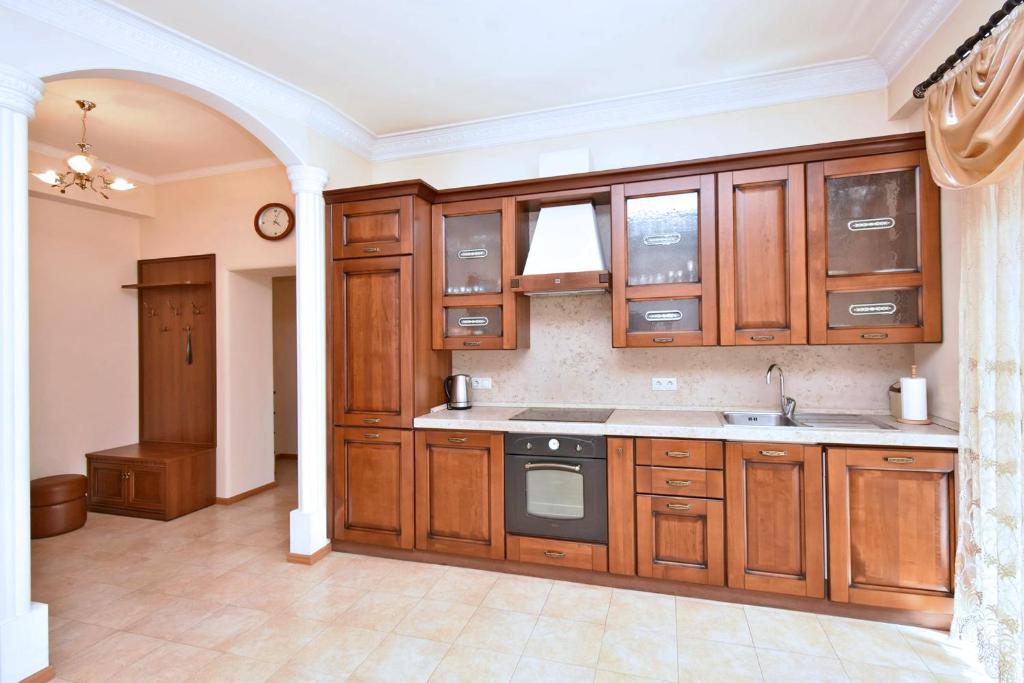 امکانات Bright 2 Bedroom Apartment Mayrig Building, with nice Balcony View, near Republic Square - تصویر ۴