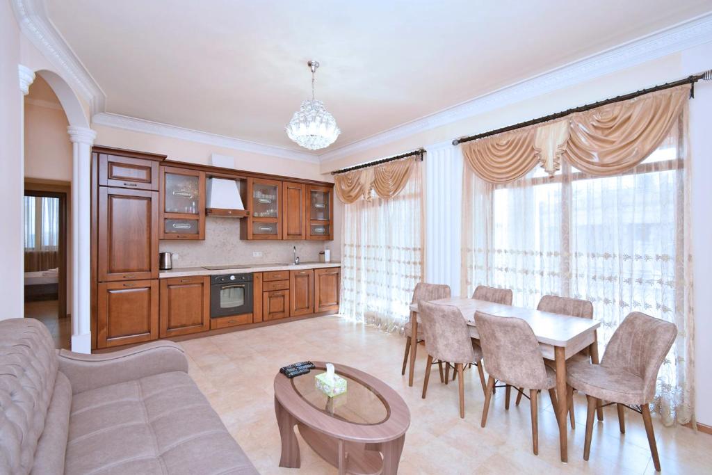 فضای داخلی Bright 2 Bedroom Apartment Mayrig Building, with nice Balcony View, near Republic Square در ایروان - تصویر ۳