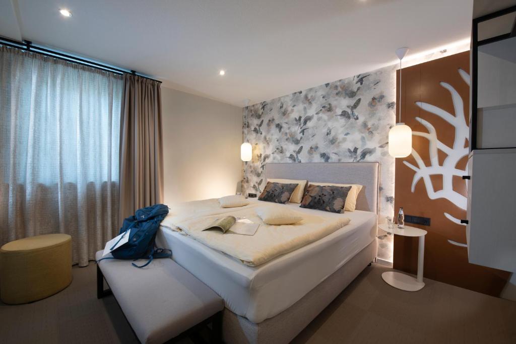 Postel nebo postele na pokoji v ubytování Landidyll Hotel Haus Hochstein