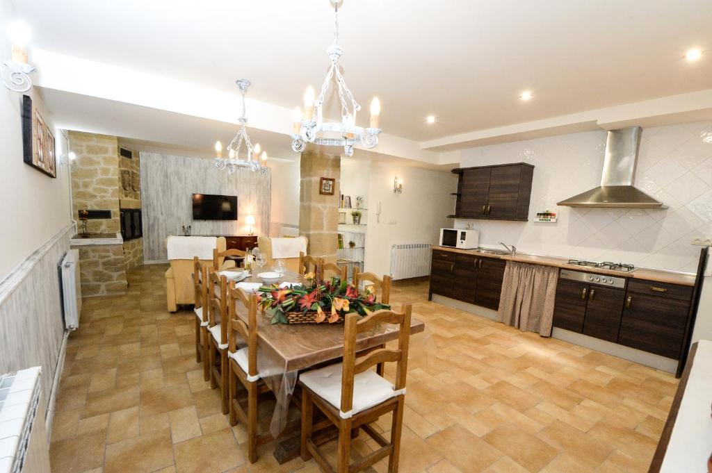a kitchen and dining room with a table and chairs at El Canton De Carlos in Castelserás