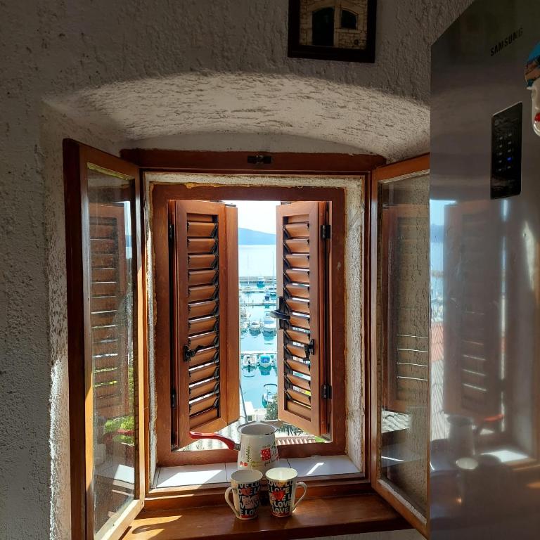 an open window with a view of the ocean at Kuća za odmor Arija in Novi Vinodolski