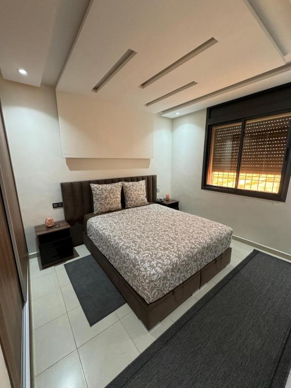 a bedroom with a bed and a window at Bel appartement avec hammam in Chouiter