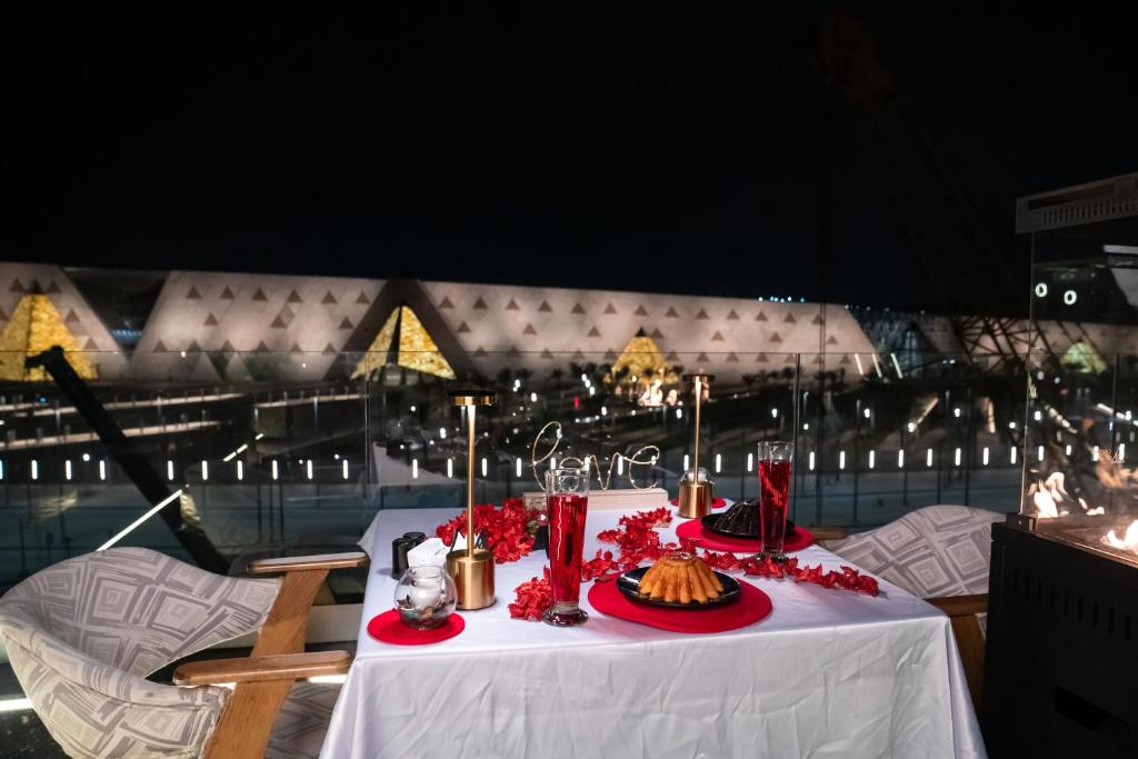 un tavolo con una tovaglia bianca con sopra del cibo di Royal Great Pyramid INN a Il Cairo
