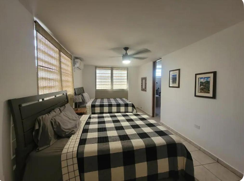 1 dormitorio con 2 camas y ventilador de techo en Ocean front vacation near rain forest, en Playa Fortuna