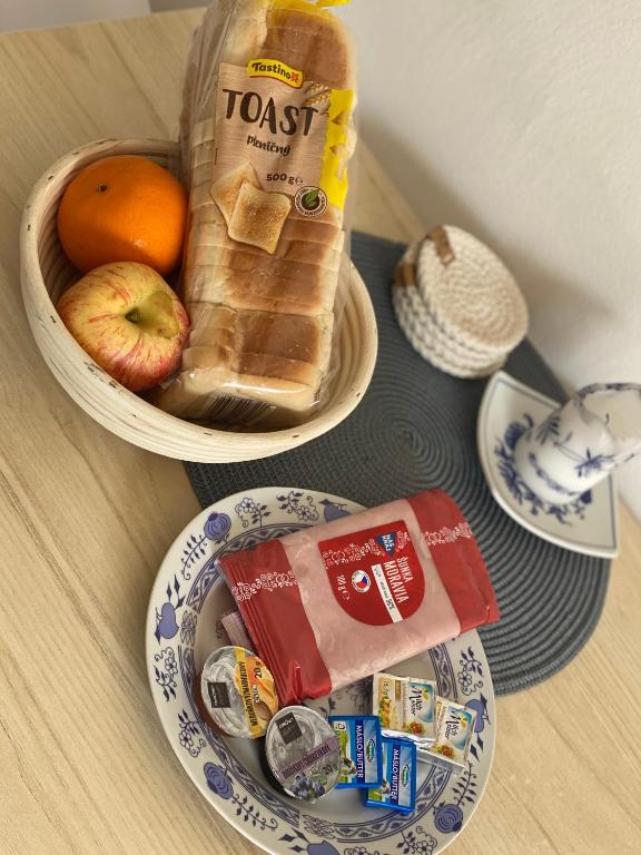stół z miską chleba i miską owoców w obiekcie Freya´s room w mieście Česká Kamenice