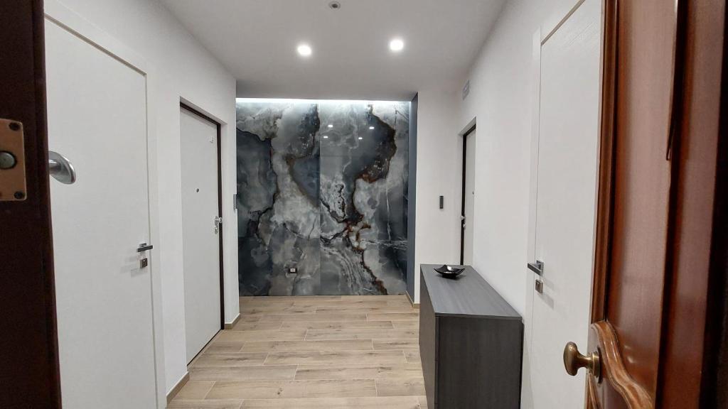 Un pasillo con un cuadro en la pared. en BB Incentro Trani, en Trani