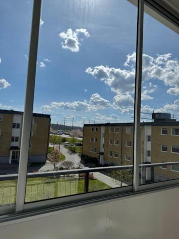 una ventana de un edificio con vistas en Lägenhet Elmia, en Jönköping