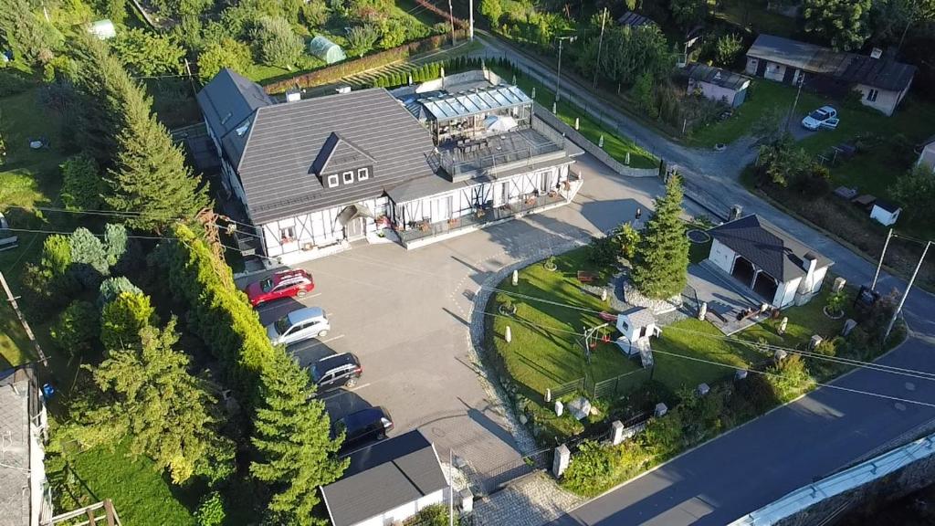 an overhead view of a house with a parking lot at Apartamenty Pruskie in Karpacz