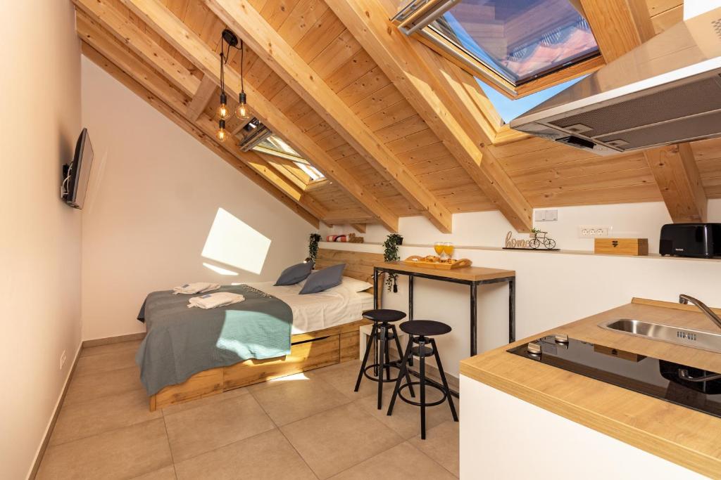 een slaapkamer met een bed en een keuken met een wastafel bij House Feral (Vis center) in Vis