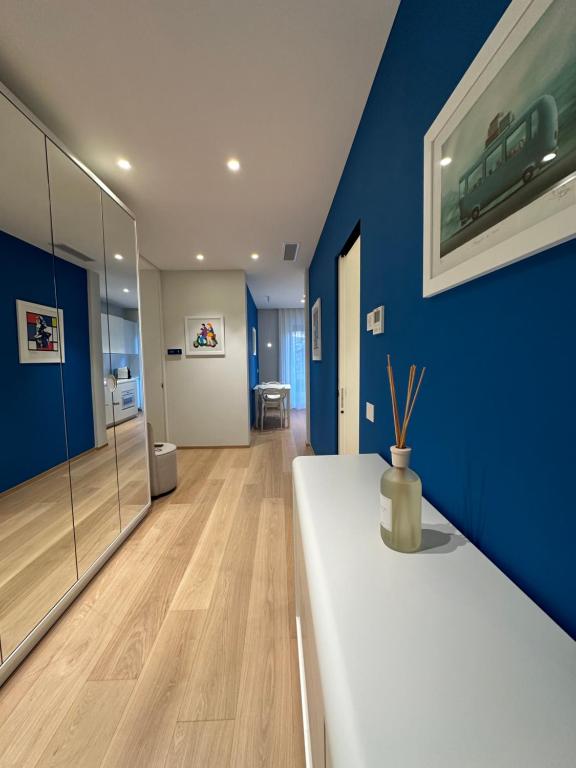 a living room with blue walls and a white table at Le Ciulla Luxury B&B in Pescara
