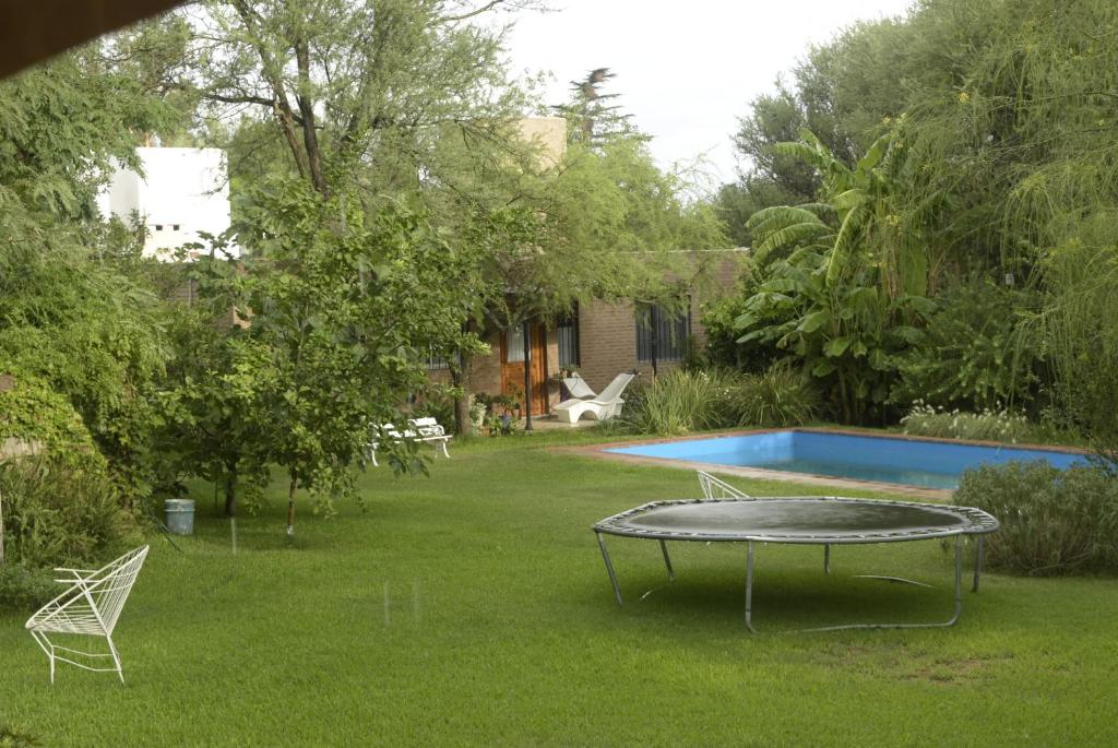 コルドバにあるCasa de Flores, Agua y Musicaのテーブルとプールのある庭